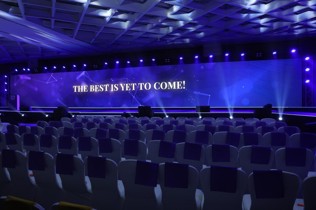 Abbott Y-UNITE plenary - The Best Is Yet To Come on a full-width LED wall